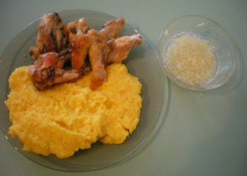 Aripioare cu mamaliguta si usturoi
