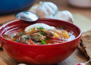 ciorba de pui - sfatulparintilor.ro - pixabay_com - borsch-4260907_1920