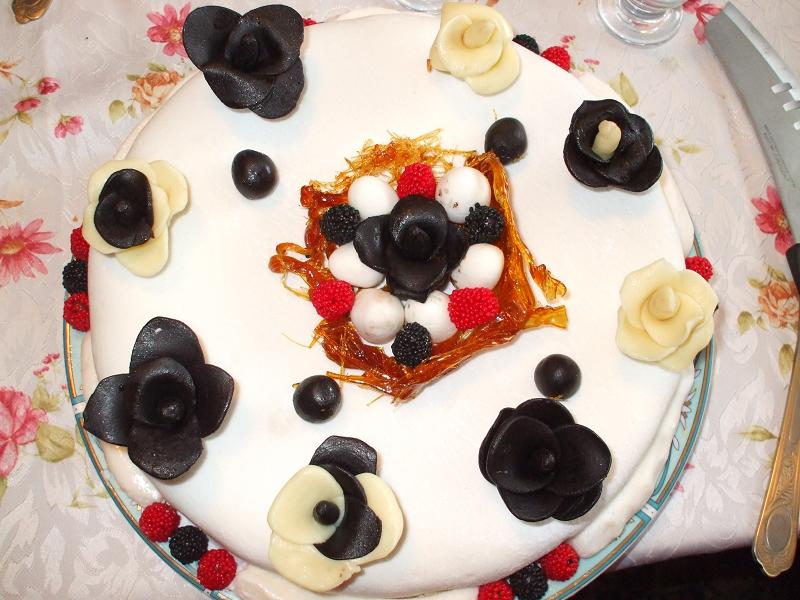 Tort alb-negru