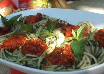 Cuiburi de Spaghetti Bolognese cu spanac si menta