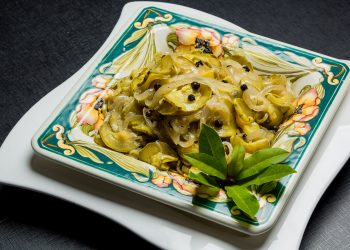 Salata verde cu dovlecel - sfatulparintilor.ro - pixabay_com - onion-4457144_1920
