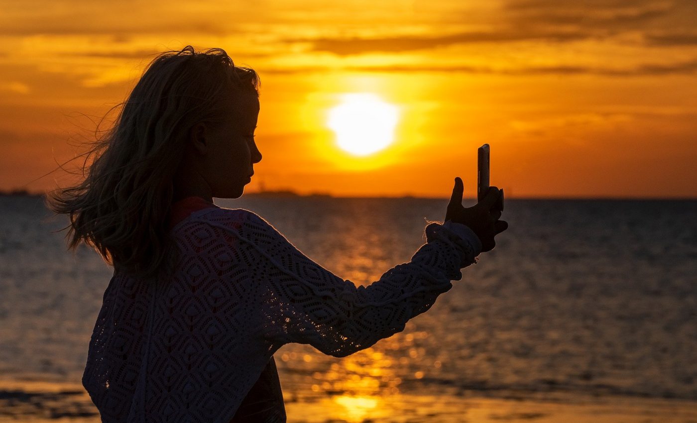 dependenta de selfie - sfatulparinitlor.ro - pixabay-com - selfie-3611467_1920