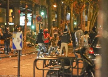 daca-isi-doresc-sa-mearga-in-anglia-atunci-hai-sa-i-trimitem-migrantii-au-transformat-parisul-intr-o-jungla-au-ajuns-sa-se-bata-intre-ei-207928