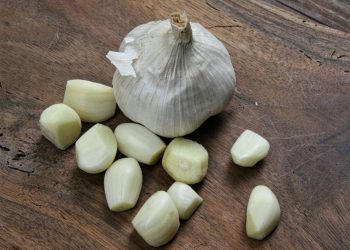 curatat rapid usturoi - sfatulparintilor.ro - pixabay_com - garlic-959931