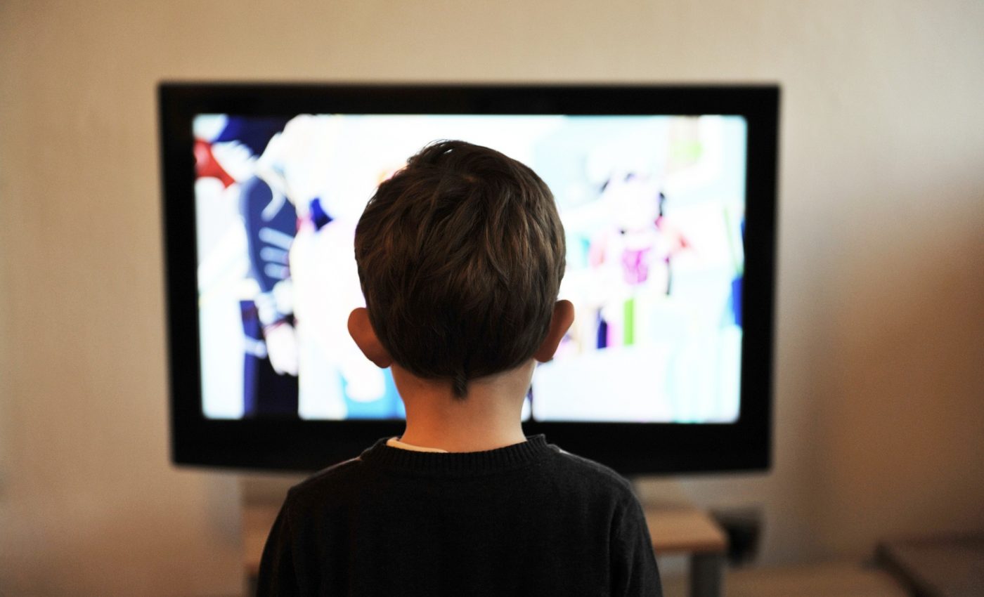 copii televizor - sfatulparintilor.ro - pixabay_com - children-403582_1920