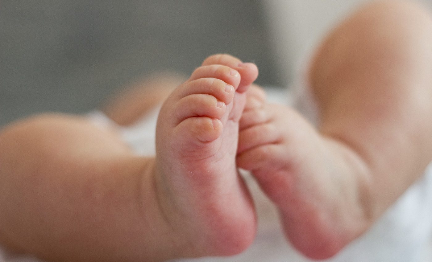 Deshidratarea la bebelusi- sfatulparintilor.ro - pixabay-com - baby-feet-2612403_1920