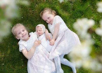 cum sunt copiii nascuti in luna iulie - sfatulparintilor.ro - pixabay_com - sisters-4148914_1920